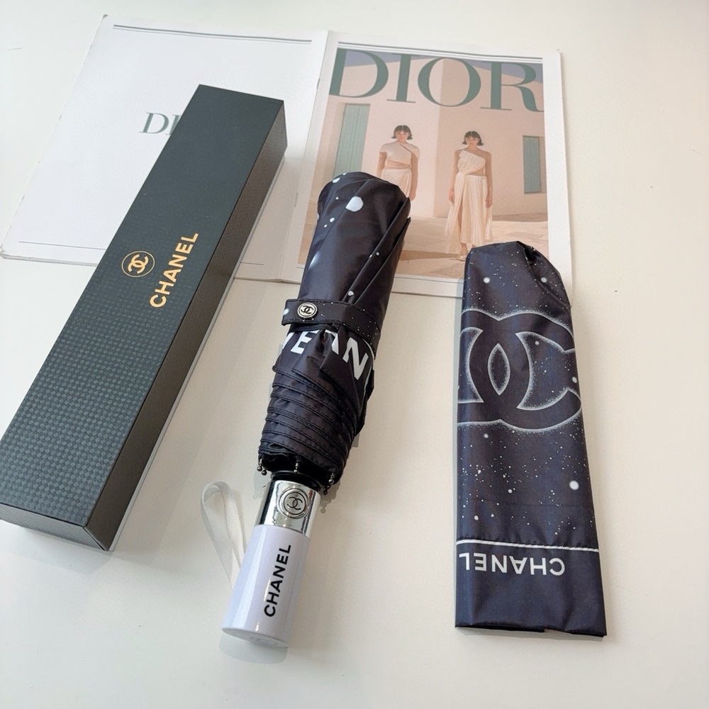 CHANEL Elegant Black Umbrella with Iconic Logo - Picture 6 of 9